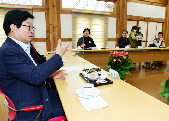 NSP통신-6일 염태영 수원시장(왼쪽)이 간담회에서 발언을 하는 모습. (수원시)