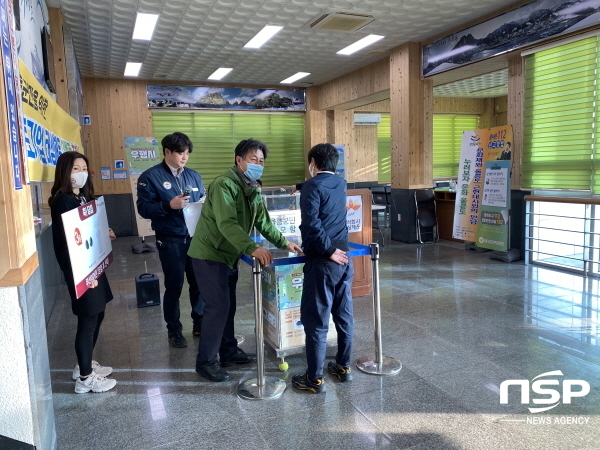 NSP통신-태성해운은 8일 울릉 저동 여객선 터미널에서 울릉주민 감사 이벤트에 주민이 응모권을 추첨 하고있다.