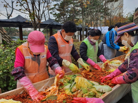 NSP통신-오산시자원봉사센터 관계자들이 김장을 담그고 있다. (오산시)