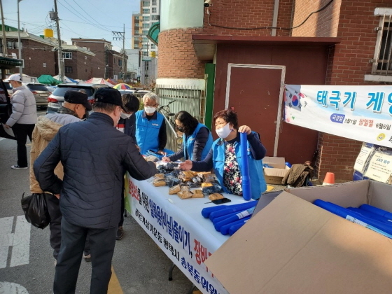 NSP통신-9일 평택시 송북동 바르게살기위원회 회원들이 관내 주민들에게 태극기 및 장바구니를 나눠주고 있다. (평택시)