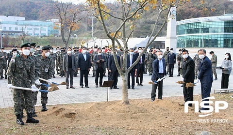 [NSP PHOTO]원광대, 육군학생군사학교에 교목 및 교화 기증