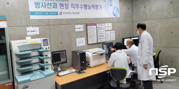 NSP통신-지난 5일 대구보건대 문화관 뷰티코디네이션과 실습실에서 피부미용 수행도에 대한 현장직무수행능력 평가를 실시하고 있다. (대구보건대학교)