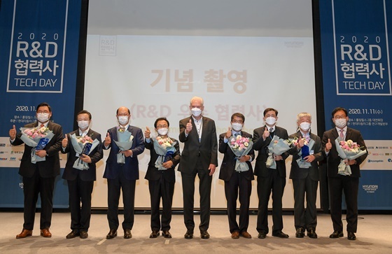 NSP통신-(사진 왼쪽부터) 대한솔루션 권충호 사장, 경신 황정렬 사장, 대철 엄경록 사장, 대동도어 임계택 사장, 현대·기아자동차 연구개발본부 본부장 알버트 비어만 사장, 에스엘 박흔철 부사장, 한국단자 이원준 사장, 두원공조 성기천 사장 (현대차)