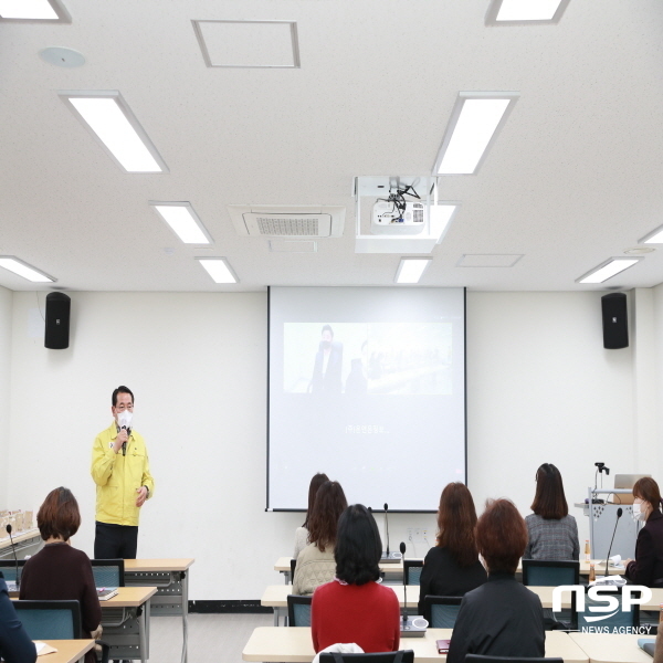 NSP통신-울진군은 지난 10일 울진군청소년수련관에서 국공립어린이집 원장 및 보육교직원 18명이 참석한 가운데 KEB하나은행 어린이집 회계관리시스템 설명회를 가졌다. (울진군)