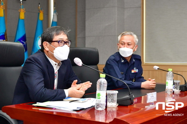 NSP통신-하대성 경북경제부지사(왼쪽)이 군공항 이전대책 논의 위해 대구 k-2 공군기지를 방문했다. (경상북도)