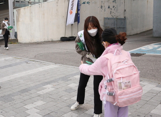 NSP통신-임직원이 본사 인근 버스 환승역에서 마스크를 무료로 나눠주고 있다 (깨끗한나라 제공)