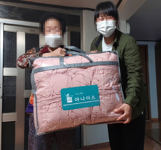 NSP통신-팽성읍지역사회보장협의체 관계자가 관내 어르신에게 겨울이불을 전달한 후 기념촬영을 하고 있다. (평택시)