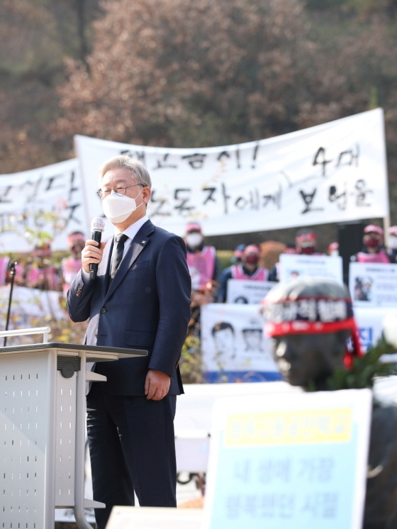 NSP통신-13일 남양주 모란공원에서 전태일 열사 50주기 추도식이 열린 가운데 이재명 경기도지사가 추도사를 하고 있다. (경기도)