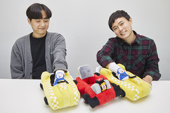 NSP통신-카트라이더 슬리퍼 제작에 참여한 넥슨 홍보실 강경찬, 조금래(왼쪽부터) (넥슨)