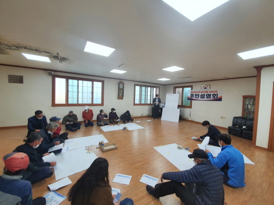 -안성시 관례자가 중리동 마을 주민들에게 오수관로 신설사업에 대한 기본 및 실시설계용역 주민설명회를 진행하고 있다. (안성시)