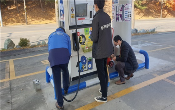 NSP통신-▲계룡시가 관내 주유소에서 판매되는 석유제품에 대한 특별점검을 실시했다. (계룡시)