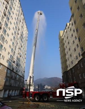 NSP통신-청도소방서가 지난 13일 가연성 외장재 시공 고층건축물 화재에 현장대응과 역량 강화를 위해 실시한 훈련 모습 (청도소방서)