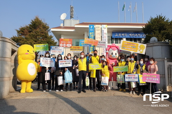 NSP통신-울진군보건소는 지난 13일 지역주민들이 다가오는 겨울을 건강하게 보낼 수 있도록 죽변면 전통시장에서 겨울대비 통합건강증진사업 캠페인을 실시했다. (울진군)