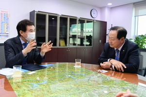 [NSP PHOTO]서철모 화성시장, 군공항 개정안 반대 의사 소위원장에 전달