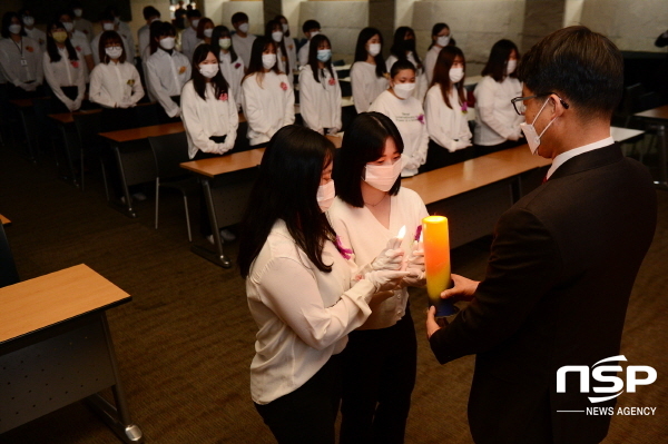 NSP통신-지난 16일 오전 대구보건대학교 본관 3층 대회의실에서 개최된 제16회 사회복지사 선서식에서 사회복지 선서를 하고 있다. (대구보건대학교)