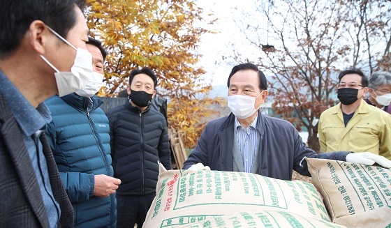 NSP통신-▲박상돈 시장이 정부 양곡창고(삼용창고)를 방문해 농업인을 격려했다. (천안시)