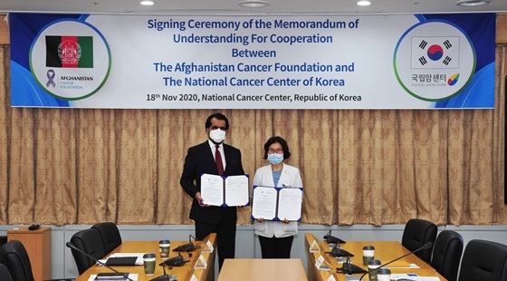 NSP통신-압둘 하킴 아타루드 주한 아프가니스탄 대사(좌)와 이은숙 국립암센터 원장(우) (국립암센터)