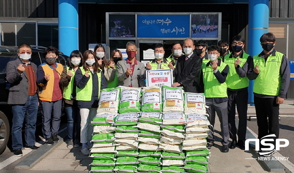 NSP통신-여수국가산단 관련업을 하는 SPC 최준태 대표가 쌀 100포를 쌍봉동에 기탁했다. (여수시)