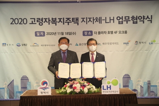 NSP통신-18일 서울 프라자호텔에서 8개 시·군 지자체장과 LH(한국토지주택공사)가 2020년 고령자복지주택사업 업무협약식 체결한 후 이종호 평택시 부시장(왼쪽)이 관계자와 기념촬영을 하고 있다. (평택시)