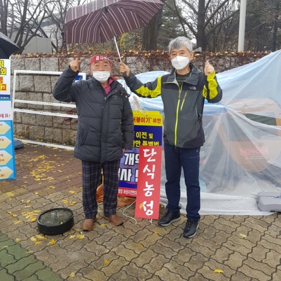 NSP통신-화성시 범대위 관계자들이 개정안 보류 결정을 환영하고 있다. (화성시)