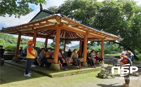 NSP통신-진안군 은천마을생태관광에 참여한 관광객들이 에코매니저의 해설을 듣고 있다.