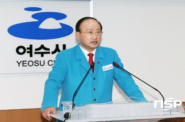 NSP통신-2013년 민선 5기 재임시절 김충석 前여수시장 기자회견 모습 (여수시)