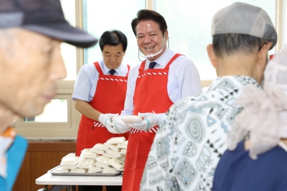 NSP통신-최대호 안양시장이 동안복지회관 경로식당 급식봉사를 하고 있다. (안양시)