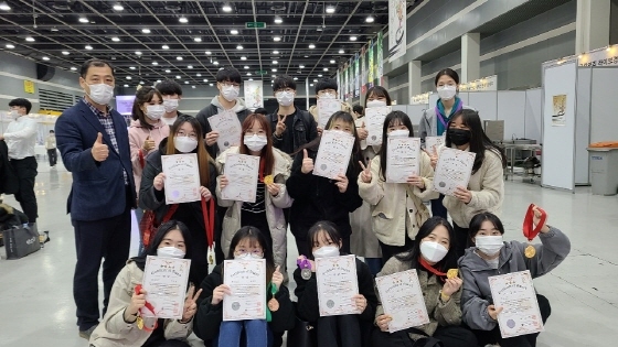 NSP통신-김포대학교 멀티미디어과 학생들이 제17회 향토식문화대전 UCC공모전 대상을 수상한 가운데 기념촬영을 하고 있다. (김포대학교)