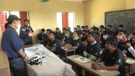 NSP통신-방글라데시 마타바리 지역 청년들이 건설기능 양성교육을 마치고 현장 적응을 위해 안전교육 및 실습과 실무 교육을 받고 있다. (포스코건설)