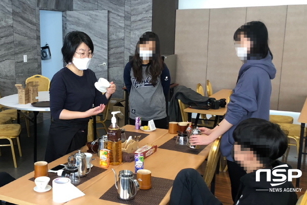 NSP통신-영진전문대 평생교육원이 대구시교육청의 위탁을 받아 운영한 학업중단예방 프로그램을 운영했다. 사진은 너의 꿈을 보여줘(바리스타 체험)프로그램에 참여한 학생들을 대상으로 영진전문대 송정선 교수(호텔관광항공계열, 사진 왼쪽)가 실습을 진행하는 모습. (영진전문대학교)