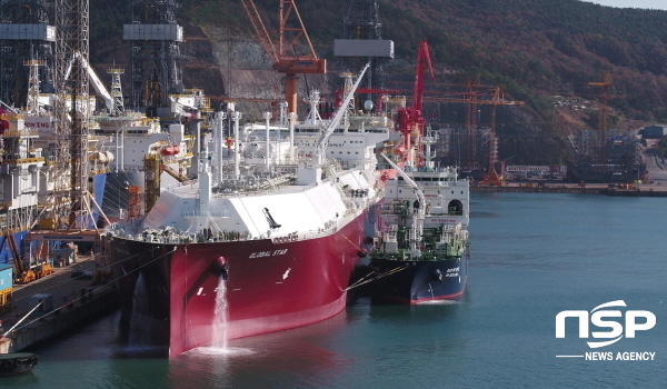 NSP통신-한국가스공사는 26일 대우조선해양 옥포조선소에서 LNG 운반선 시운전을 위한 세계 최초 선박간 LNG 선적 실증 테스트를 성공적으로 마쳤다. 오른쪽 소형 선박이 SM JEJU LNG 2호(제주 LNG 2호선) (한국가스공사)