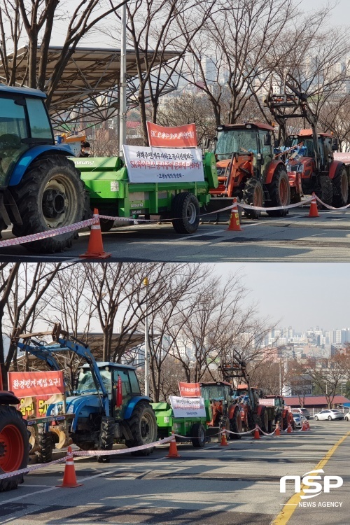 NSP통신-안성시 고삼농업인청년회 등이 최근 수일째 안성시청 앞 도로 한편에서 SK하이닉스 용인반도체 조성 추진 사업을 반대하며 트랙터 시위를 벌이고 있다. (김병관 기자)