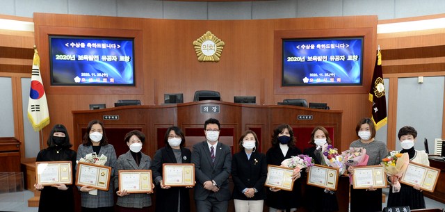 NSP통신-25일 오산시의 본회의장에서 장인수 오산시의회 의장(왼쪽 다섯번째)과 김영희 부의장(왼쪽 여섯번째)이 보육발전 유공자들과 기념촬영을 하고 있다. (오산시의회)