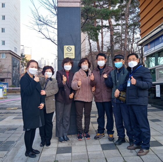 NSP통신-26일 금연아파트 지정식에서 참석자들이 기념촬영을 하고 있다. (오산시)