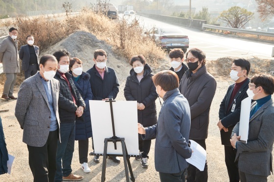 NSP통신-경기 용인시의회 도시건설위원회가 행정사무감사를 앞두고 26일 국지도57호(용인_포곡) 단절구간 등 방문해 현지확인하고 있다. (용인시의회)