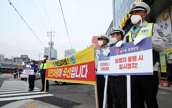 NSP통신-▲태안군이 회전교차로의 올바른 이용을 위해 적극적인 홍보에 나섰다. (태안군)