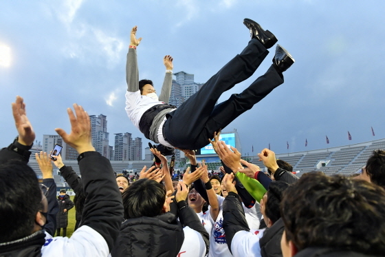 NSP통신-수원 FC 구단주인 염태영 수원시장이 승격을 확정한 후 선수들의 헹가래를 받고 있다. (수원시)