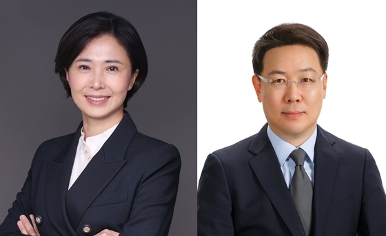 NSP통신-(왼쪽부터) 김혜주, 김준환 상무 (신한은행 제공)