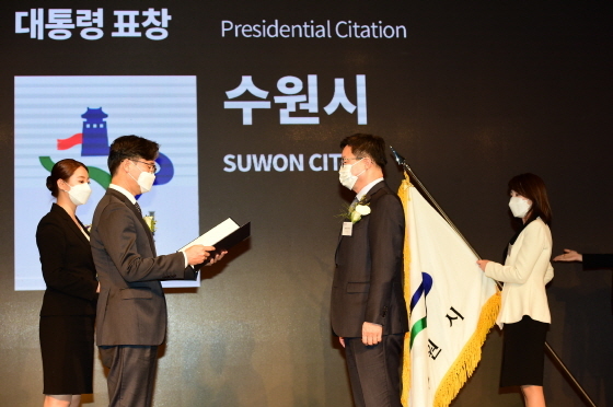 -지난 11월 19일 대한민국디자인대상 시상식에서 염태영 수원시장(오른쪽)이 대통령 표창을 받고 있다. (수원시)