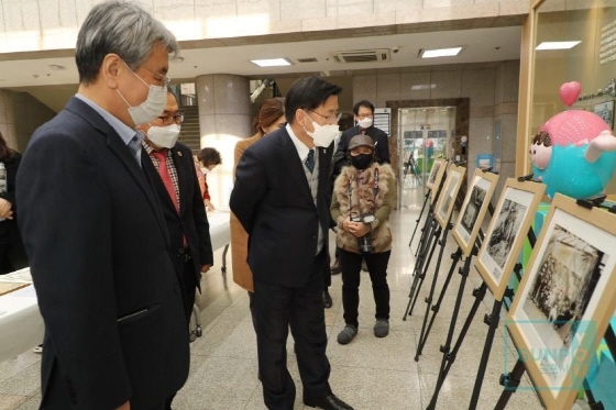 NSP통신-한대희 시장(가운데)과 시민들이 군포 옛 모습 공모전 입상작들을 둘러보고 있다. (군포시)