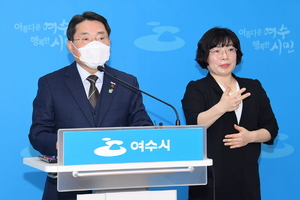 [NSP PHOTO]권오봉 여수시장, 돌산 환경훼손·재난지원금 관련 입장 밝혀