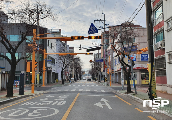 NSP통신-경주시 초등학교 주변 노란 신호등 설치 모습. (경주시)