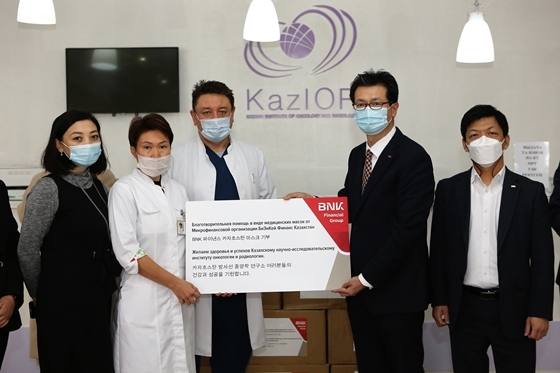 NSP통신-BNK캐피탈이 지난 11월 카자흐스탄 국립암케어센터에 코로나 방역물품을 기부했다. (BNK캐피탈 제공)