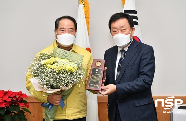 NSP통신-최형식 담양군수(사진 왼쪽)가 3일 전국 시장군수구청장협의회로부터 공포패를 받고 있다. (담양군)