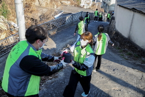 [NSP PHOTO]대구가톨릭대, 노인가구에 연탄나눔 봉사활동 펼쳐