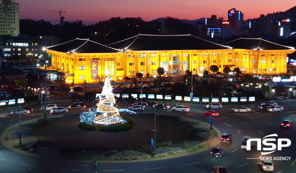 NSP통신-여수시청 앞 로터리광장에 높이 13미터의 대형 크리스마스트리가 불을 밝혔다. (여수시)