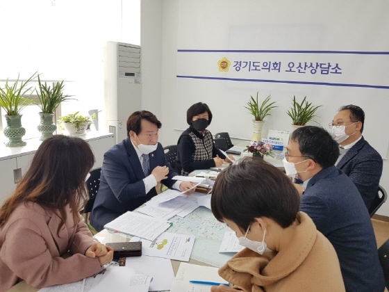 NSP통신-7일 경기도의회 오산상담소에서 송영만 경기도의원이 복지지원 실무자와 거취약계층인 숙자와 정신질환자의 주거지원 개선 방향에 관해 논의하고 있다. (경기도의회)