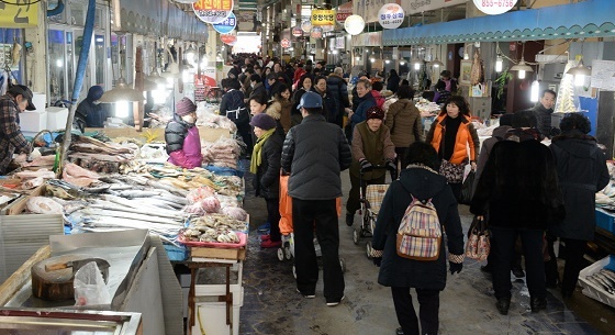 NSP통신-▲공주산성시장이 전국우수시장박람회에서 대통령상을 수상했다(지난해 모습). (공주시)