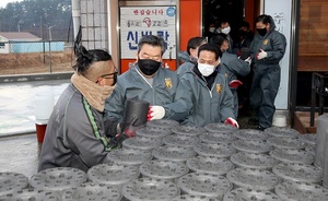 [NSP PHOTO]가세로 태안군수, 기초수급자 가구 연탄 지원 봉사활동