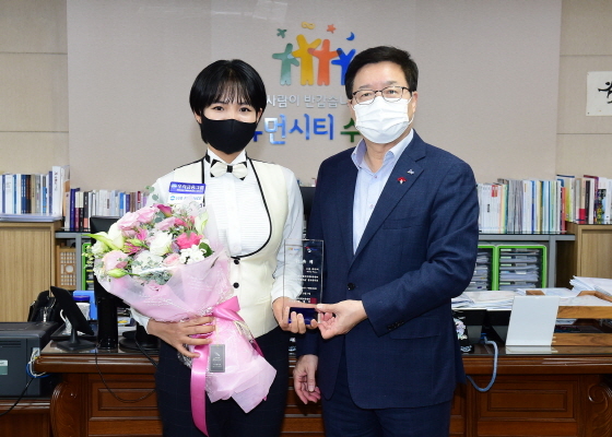 NSP통신-7일 염태영 수원시장(오른쪽)과 스롱 피아비씨가 위촉식 후 기념촬영을 하는 모습. (수원시)